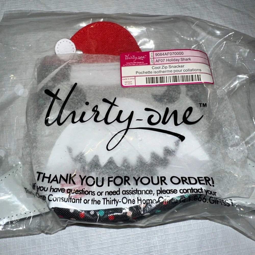 NWT Thirty-One cool zip snacker pattern Holiday Shark.